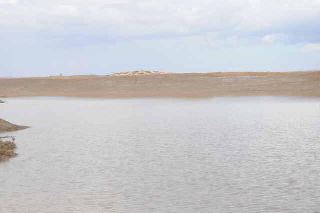 این تصویر متعلق به بارش شدید باران در سال 1397 است/ برکه پرآب در وسط تپه های شهر سوخته که در زمان قدیم منبع آب مصرفی شهر سوخته نیز بوده است